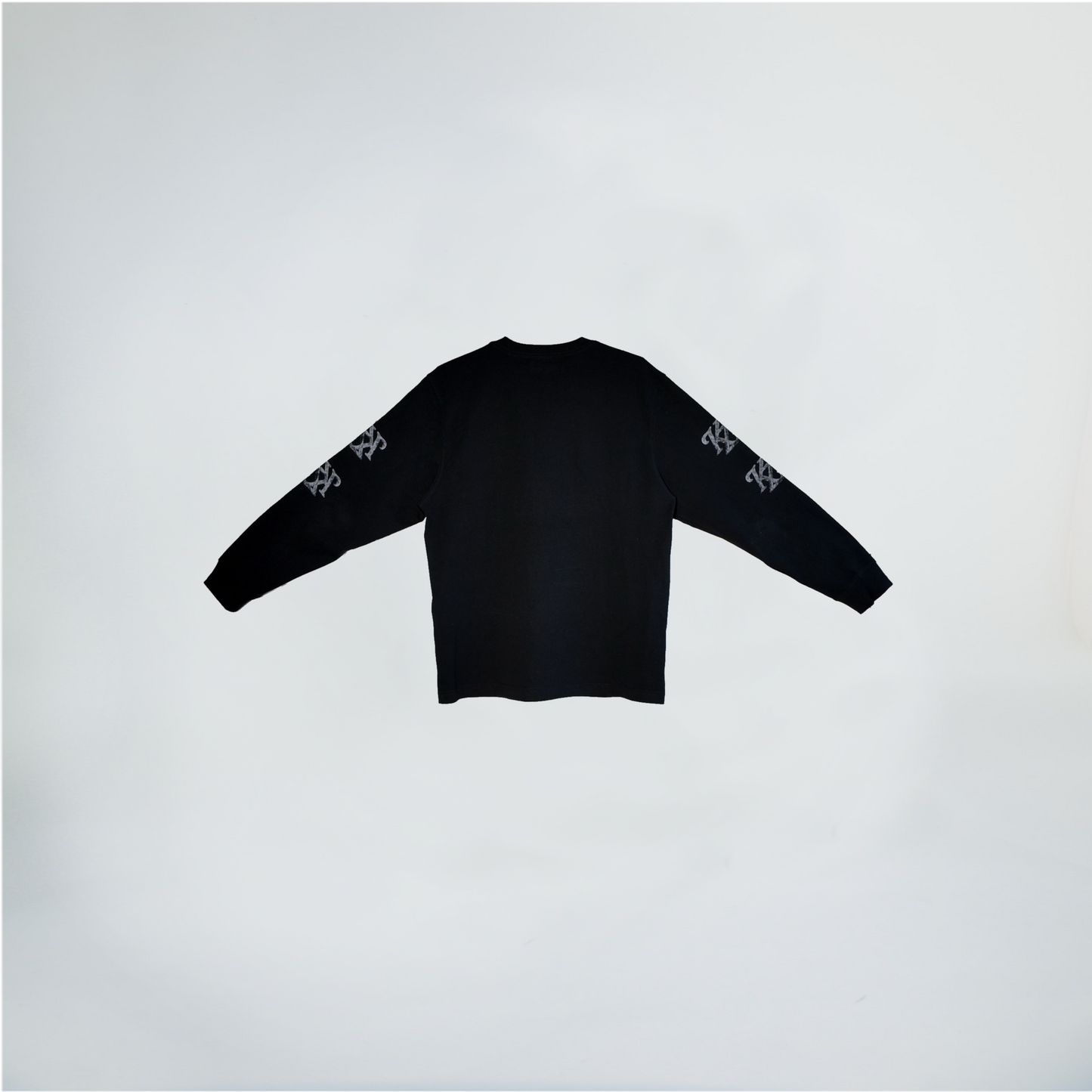 BLACK LONGSLEEVE T-SHIRT