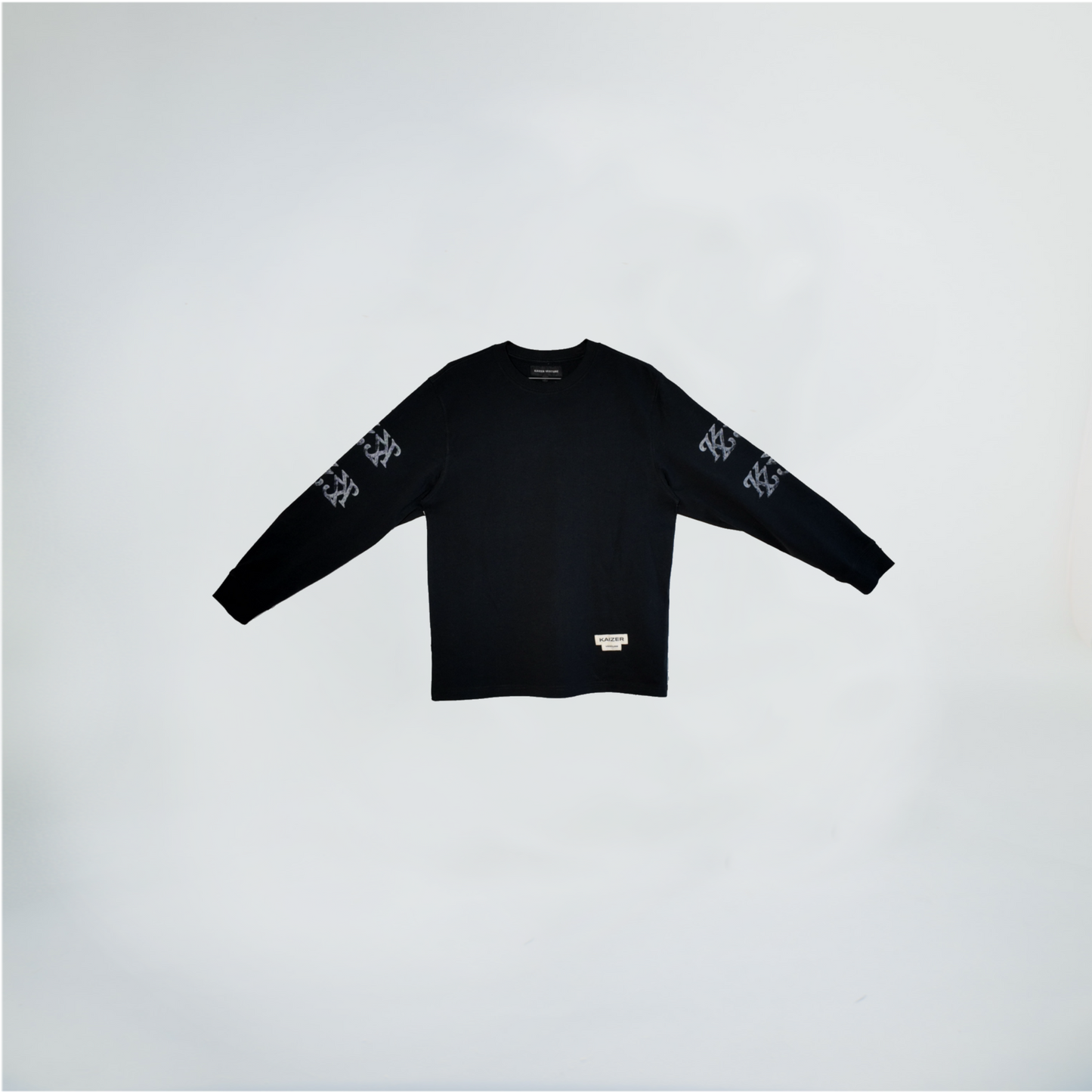 BLACK LONGSLEEVE T-SHIRT