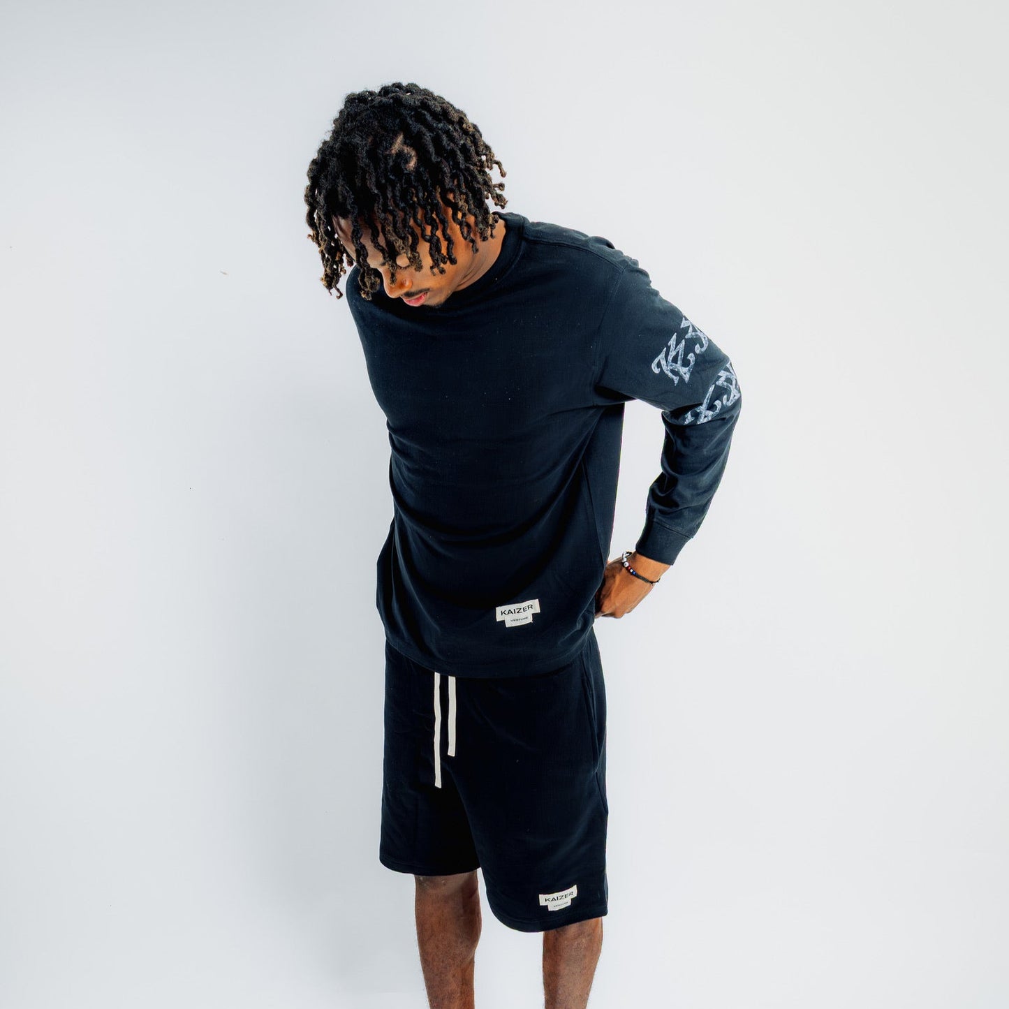 BLACK LONGSLEEVE T-SHIRT